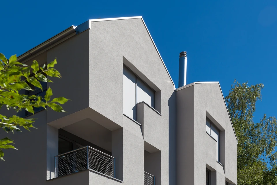 Façade d'une maison contemporaine à deux étages avec architecture cubique moderne