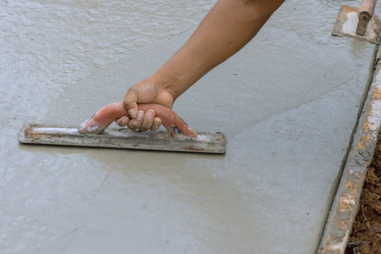 Mur ext&eacute;rieur en cr&eacute;pi beige pr&eacute;sentant des d&eacute;gradations importantes avec &eacute;caillage de la peinture et fissures