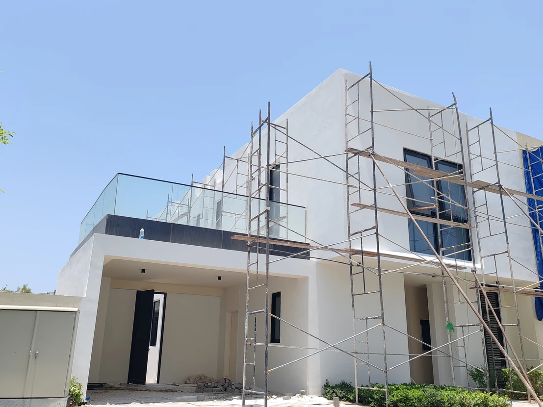 Cuisine moderne avec îlot central équipé de plaques à induction et évier intégré