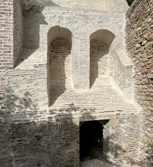 Bâtiment moderne à usage professionnel avec façade en briques grises et accents colorés jaunes et rouges