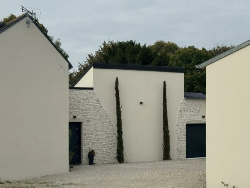 Bâtiment moderne à usage professionnel avec façade en briques grises et accents colorés jaunes et rouges