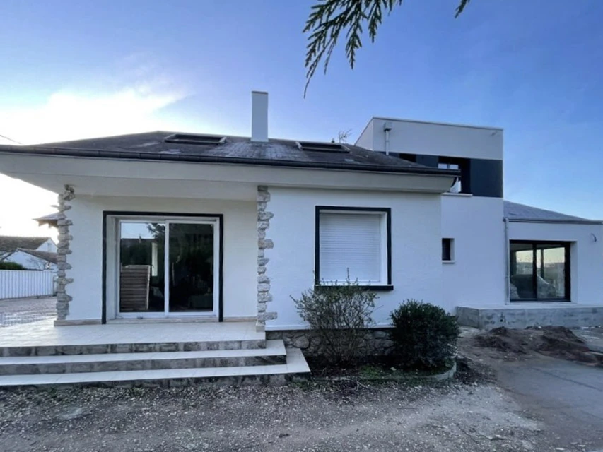 Bâtiment moderne à usage professionnel avec façade en briques grises et accents colorés jaunes et rouges