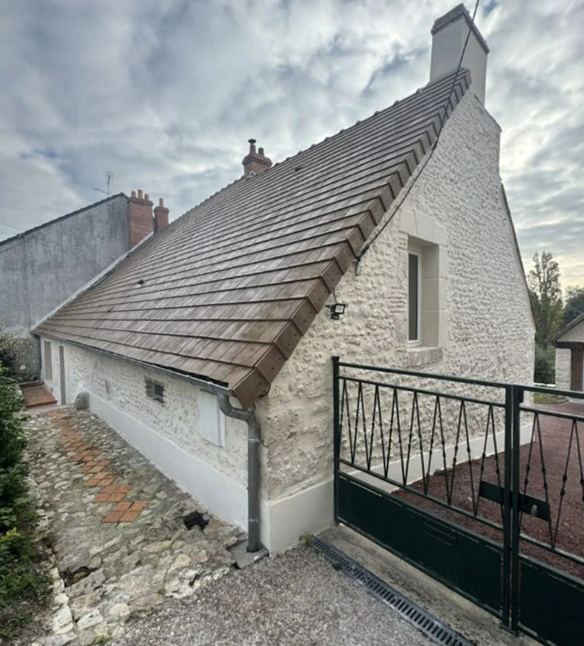 Bâtiment moderne à usage professionnel avec façade en briques grises et accents colorés jaunes et rouges