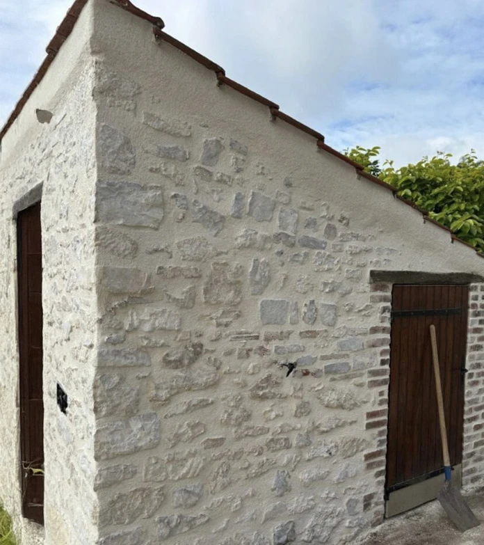 Chantier de rénovation extérieure d'un bâtiment en pierre