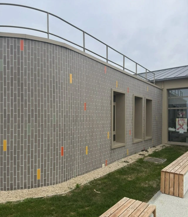 Extérieur résidentiel contemporain avec architecture moderne minimaliste